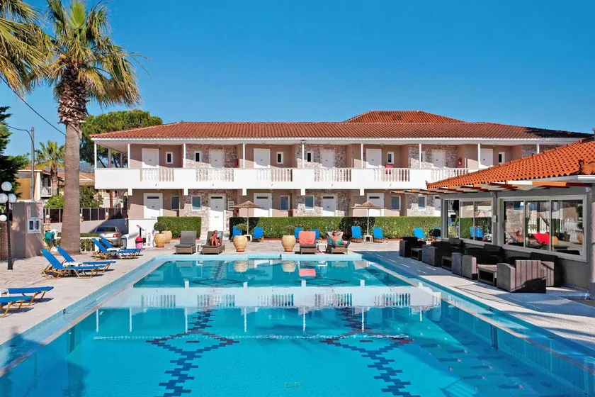 Apartment with garden & pool - Image 1