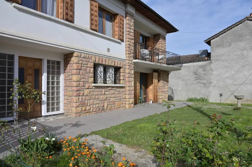 House with garden, BBQ & terrace | Garden view - Image 1