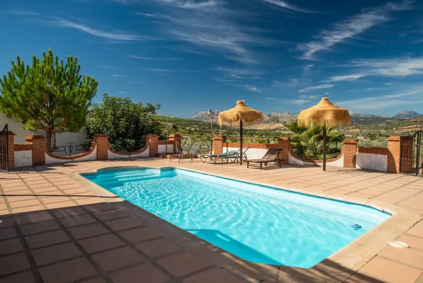 Maison entièrement équipée avec barbecue, piscine privée et terrasse | Vue montagne | Parfaite pour le travail à distance | Avec animaux autorisés - Image 1