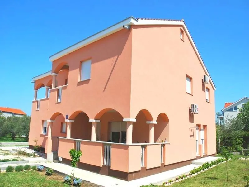 Apartment with garden & terrace - Image 1