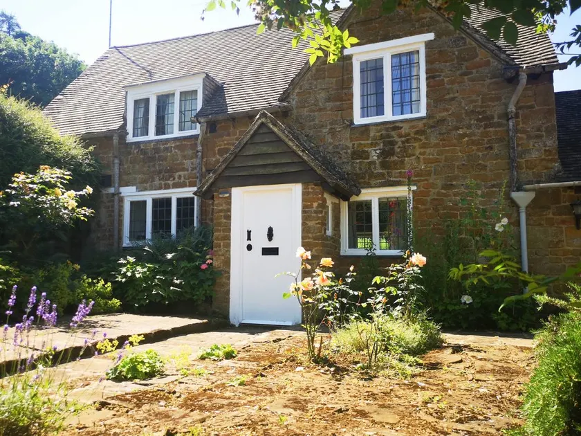 Cottage with garden - Image 1