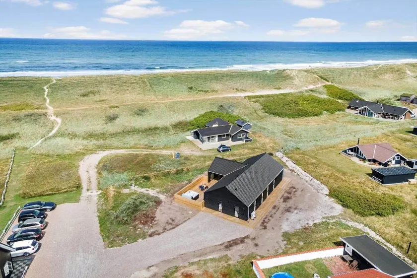 House with hot tub, BBQ & terrace - Image 1