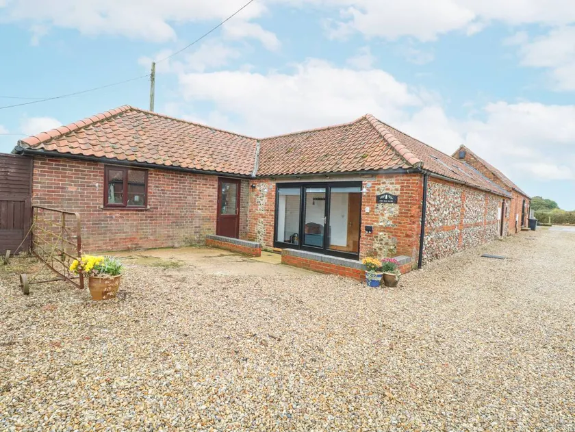 Cottage with garden - Image 1