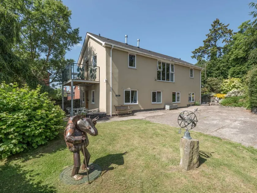 Cottage with garden - Image 1
