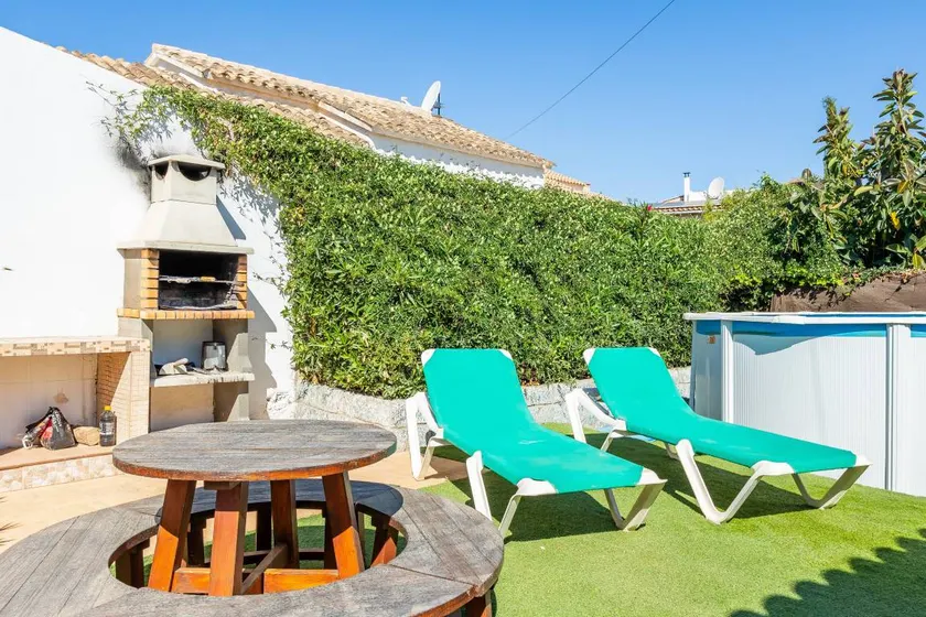 Fully equipped holiday home with private pool, garden & barbecue | Garden view - Image 1