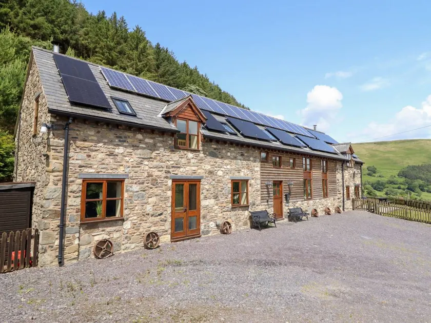 Family-oriented cottage with jacuzzi & garden | Dogs allowed - Image 1