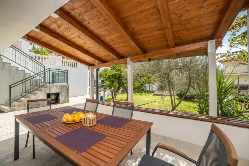 Beautiful holiday apartment with terrace & garden - Image 1
