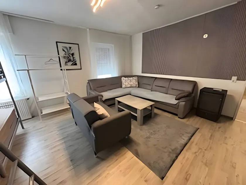 Apartment with garden - Image 1