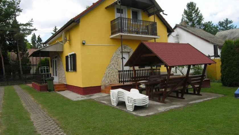 Weiträumiges Ferienhaus mit Grill, Terrasse und Garten | Haustiere erlaubt - Image 1