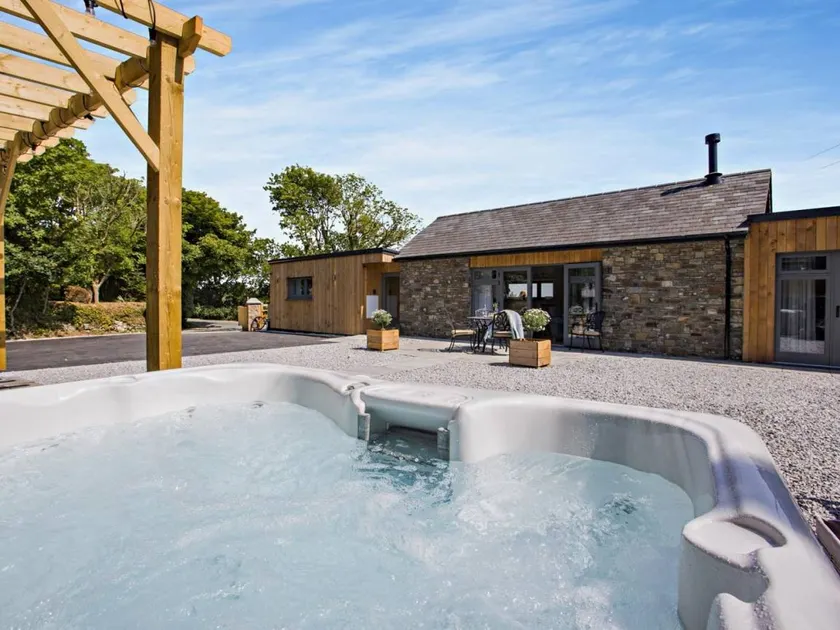 Cottage with hot tub, garden & barbeque - Image 1