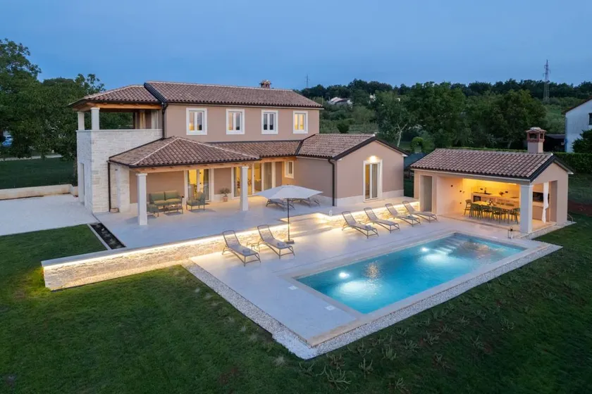 Family-oriented villa with terrace, garden & private pool - Image 1