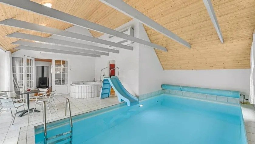 House with terrace, pool & garden - Image 1