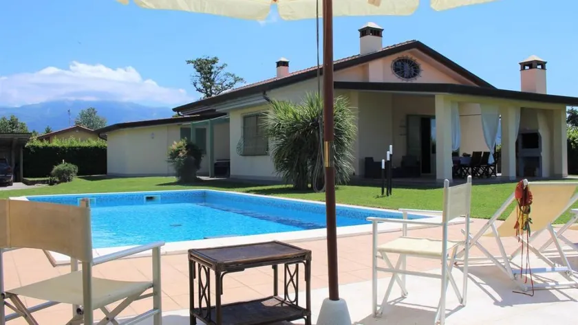 Maison avec jacuzzi, jardin et terrasse - Image 1