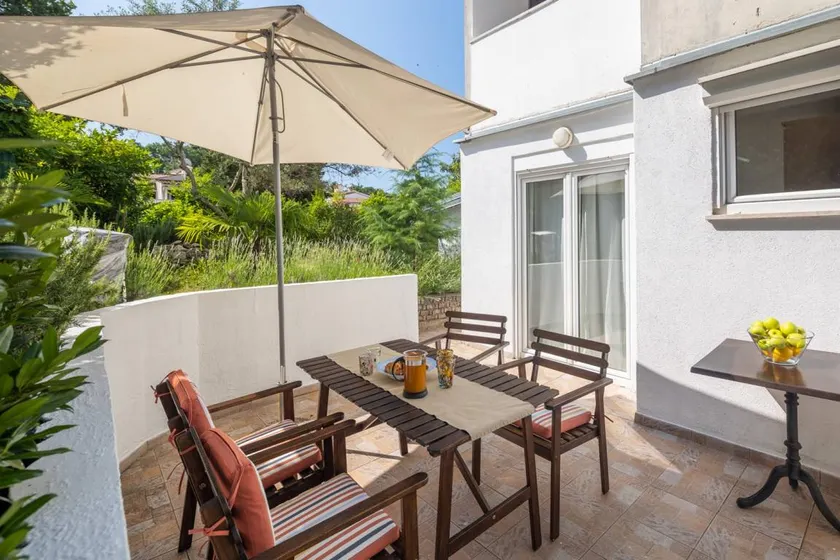 Pleasant holiday apartment with terrace - Image 1