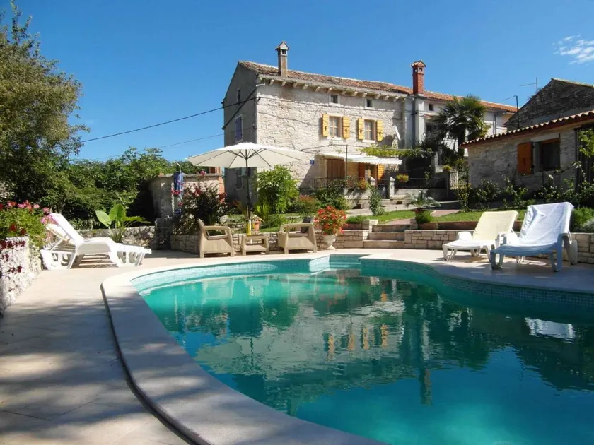 Holiday home with pool, garden & barbeque - Image 1