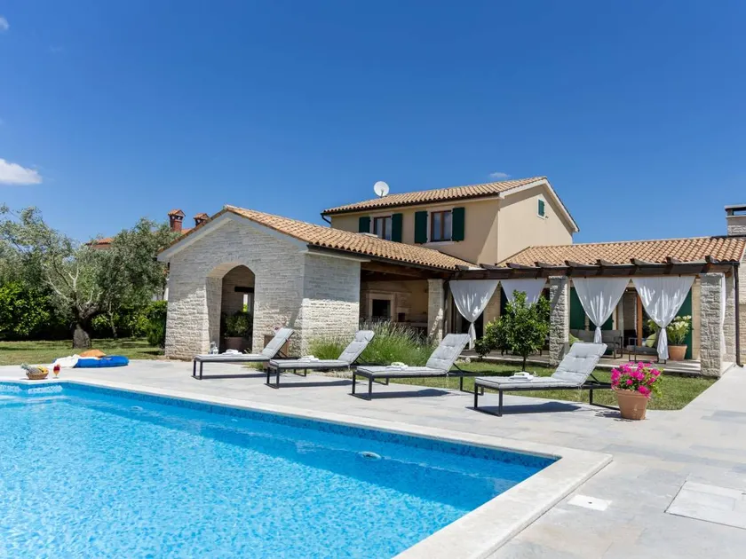 Villa with BBQ & pool - Image 1