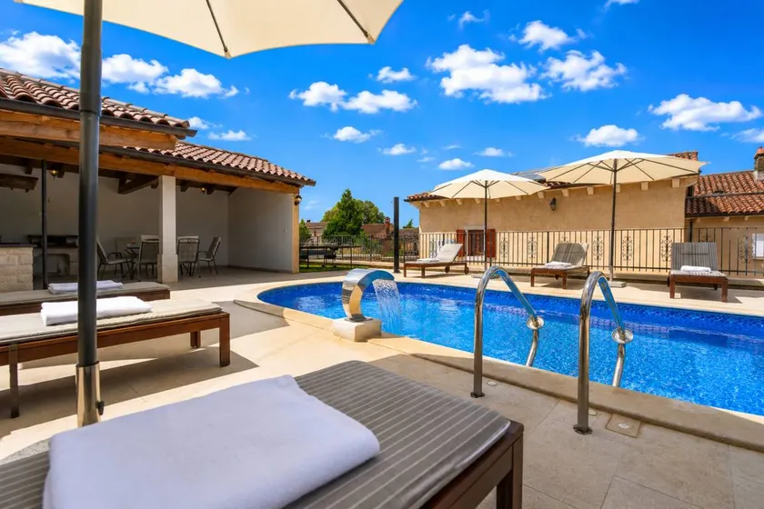 Villa with barbeque, terrace & pool - Image 1