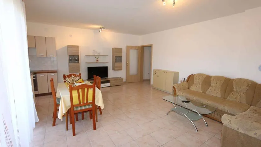 Apartamento con jardín, barbacoa y terraza - Image 1