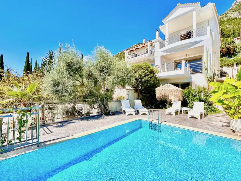 Villa con piscina privata, griglia e giardino - Image 1
