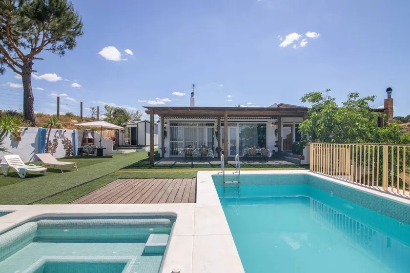 Ferienhaus mit Grill, privatem Pool und Terrasse | Stadtblick | Ideal für Homeoffice - Image 1