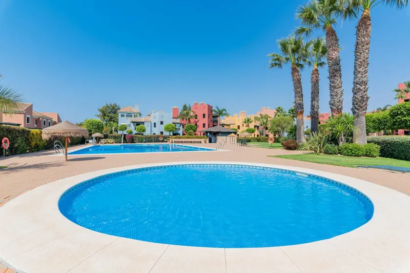 Agréable appartement de vacances adapté aux familles avec piscine et terrasse - Image 1