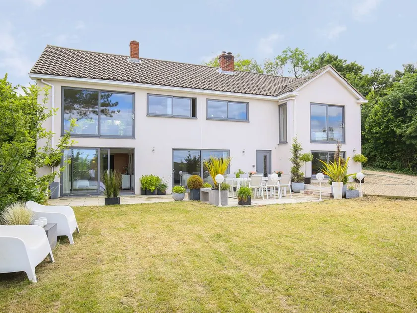 Cottage with garden - Image 1