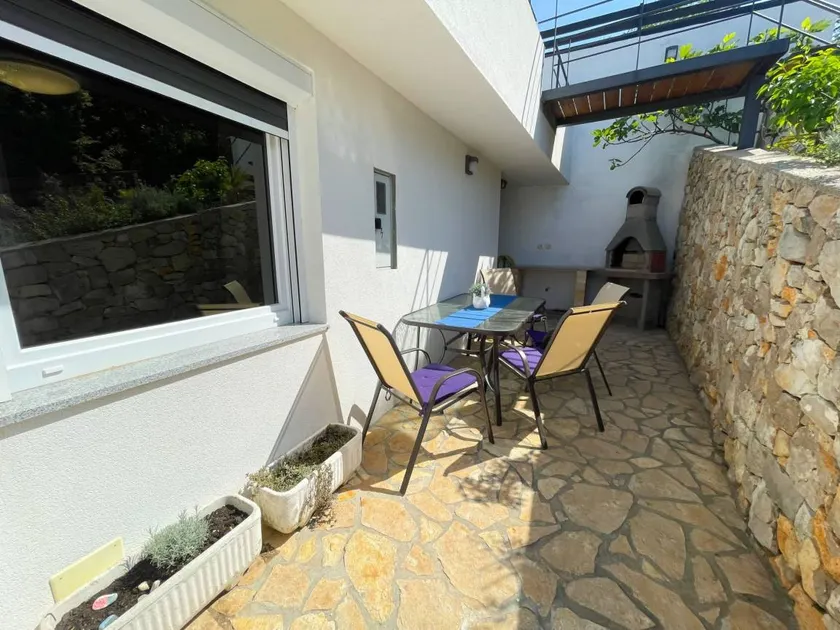 House with terrace - Image 1