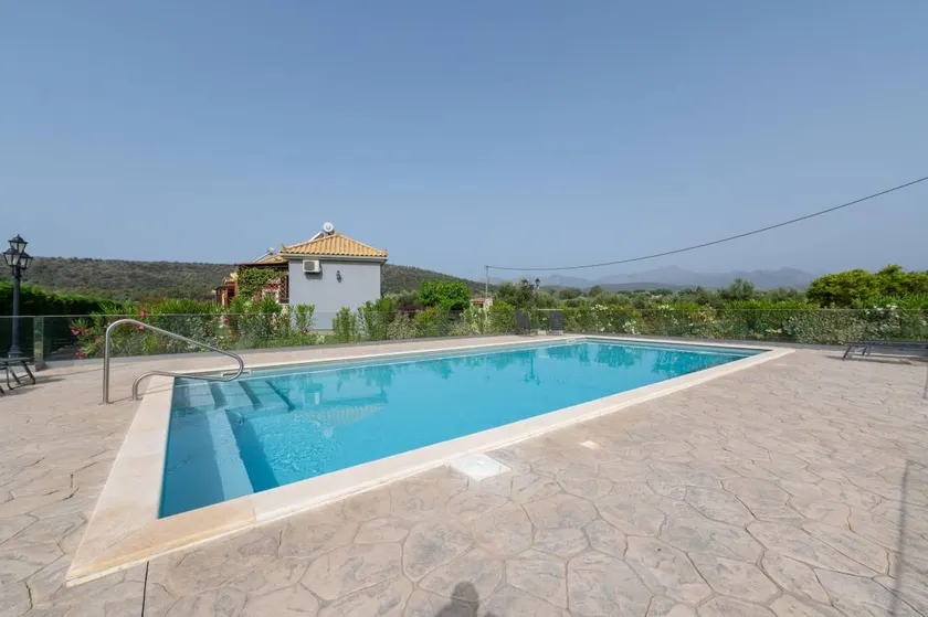 Γεράνι/Gerani near to sea with heating pool - Image 1