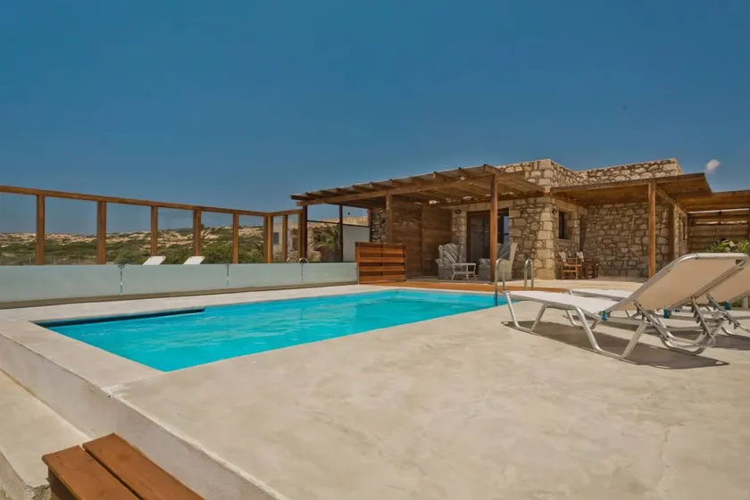 Villa with terrace & pool - Image 1