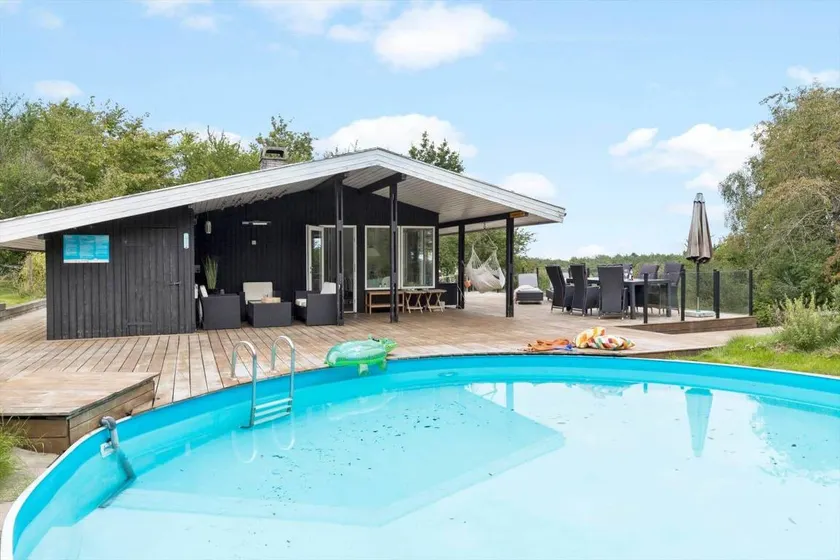 Holiday home with terrace & pool - Image 1