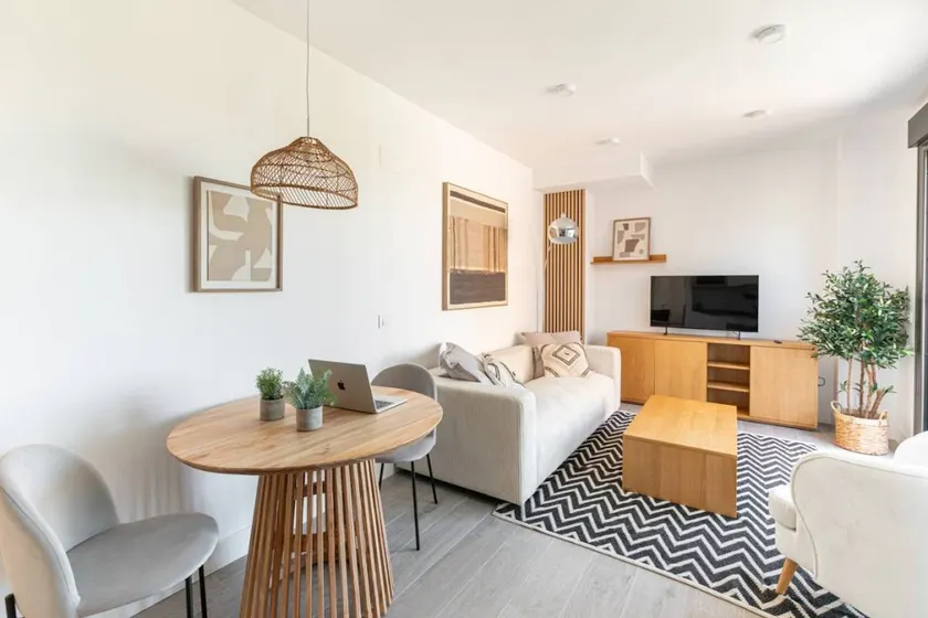 Apartment with terrace - Image 1