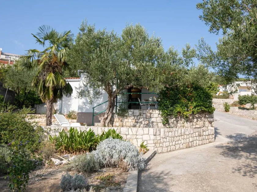 House with garden & terrace - Image 1