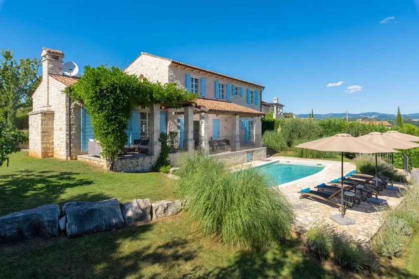 Villa with pool - Image 1