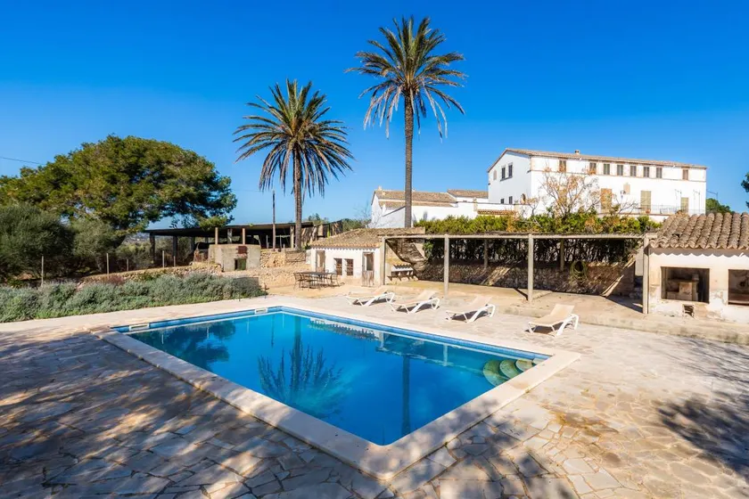 Apartamento vacacional con terraza, jardín y piscina privada - Image 1