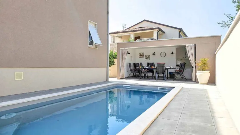 House with garden, BBQ & terrace - Image 1