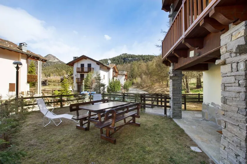 Holiday home with garden | Mountain view - Image 1
