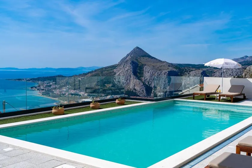 Villa with barbeque, terrace & private pool | Sea view - Image 1