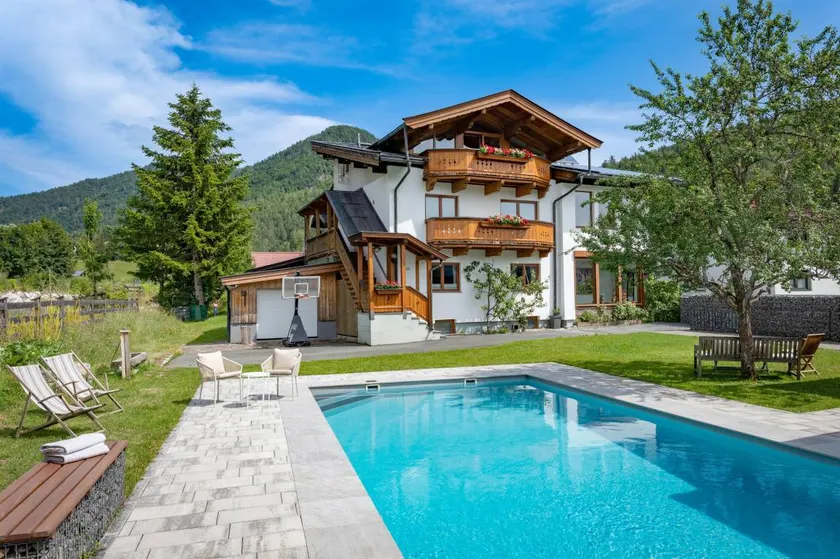 Children-friendly flat with garden, pool & terrace - Image 1
