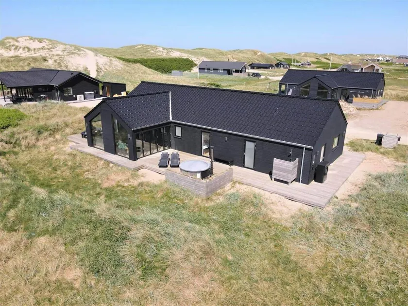 House with barbecue, terrace & garden - Image 1