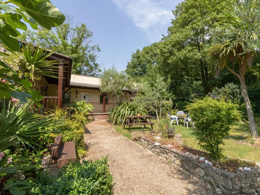 Cottage with garden - Image 1
