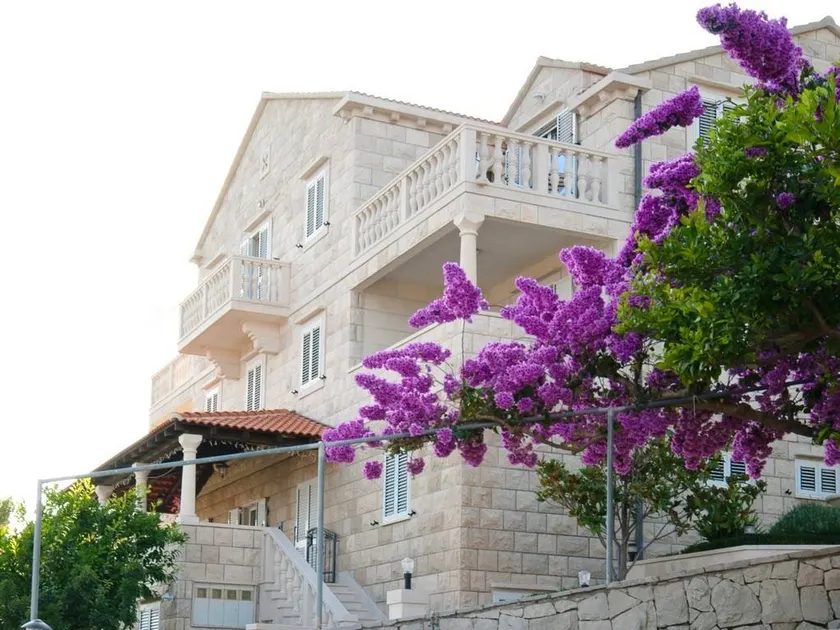 Flat with garden & terrace - Image 1