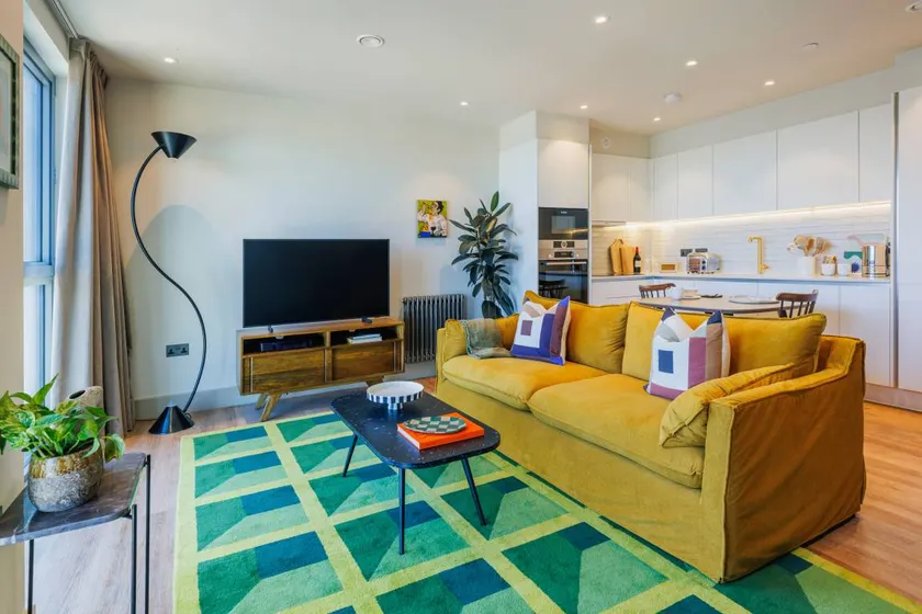 Spacious Flat in North London - Image 1
