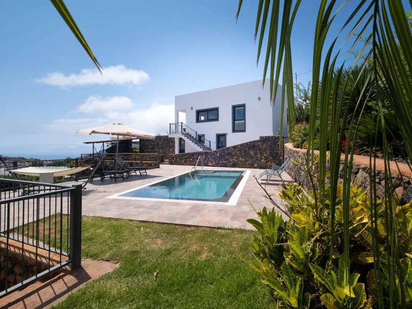 Modern villa, sea and mountain view - 4 guests - Image 1