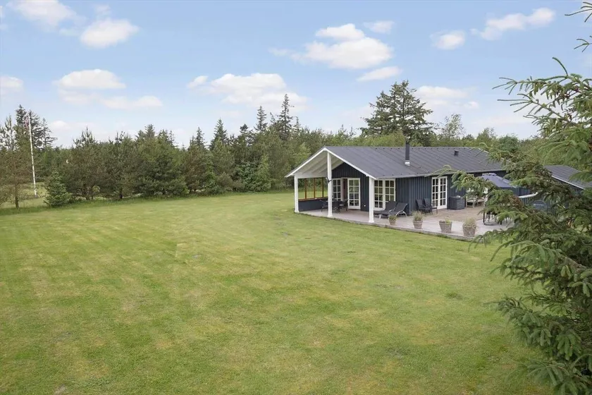 Holiday home with terrace, barbeque & hot tub - Image 1