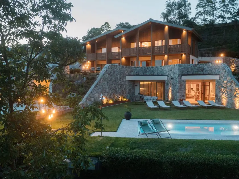 Flat with terrace & pool - Image 1