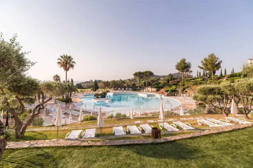Flat with pool - Image 1
