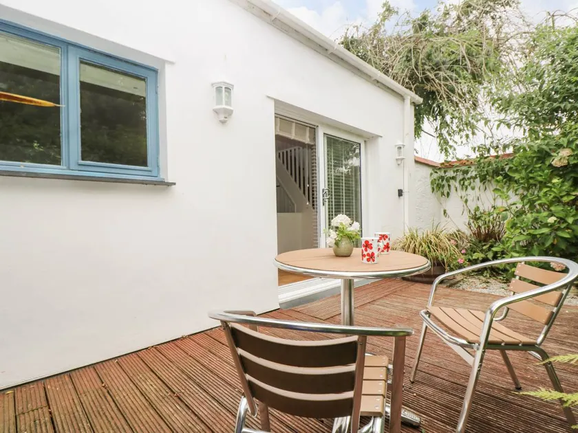 Cottage with terrace & garden - Image 1