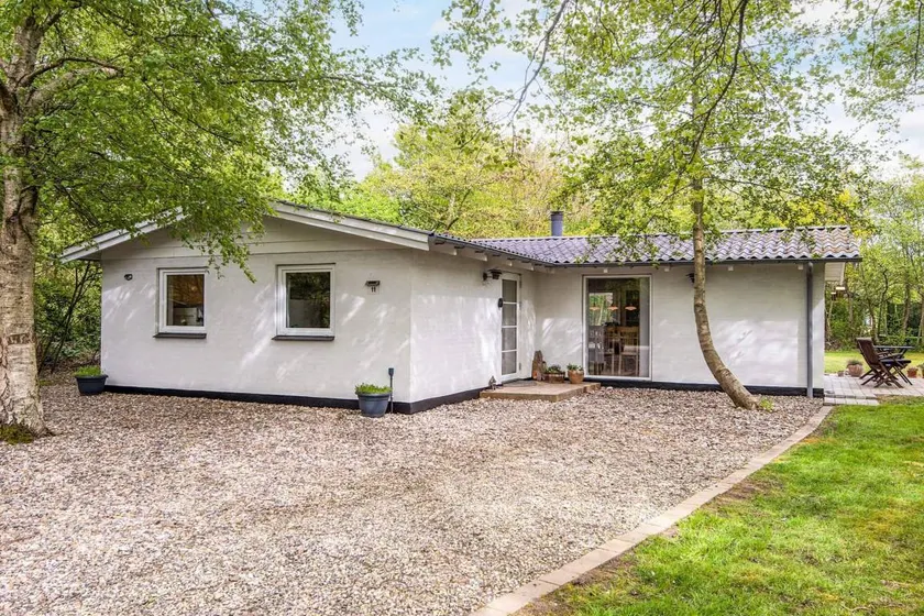 Holiday home with terrace, BBQ & garden - Image 1