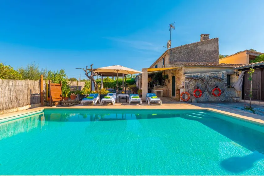 Villa with terrace, garden & private pool - Image 1