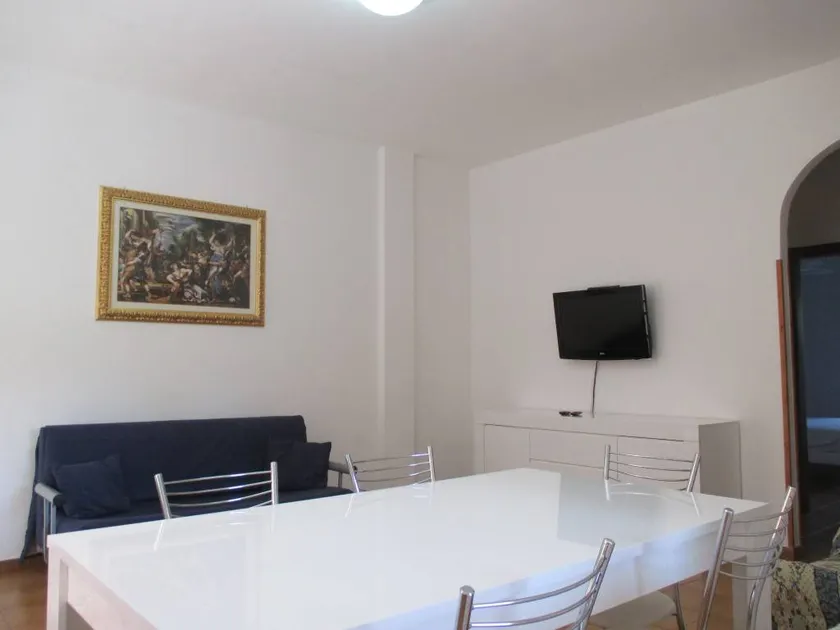 Apartment with garden - Image 1
